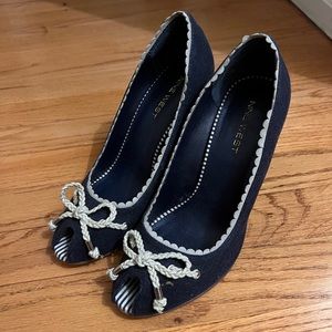 EUC Nine West Navy Canvas Beige Bow Peep-toe Pumps